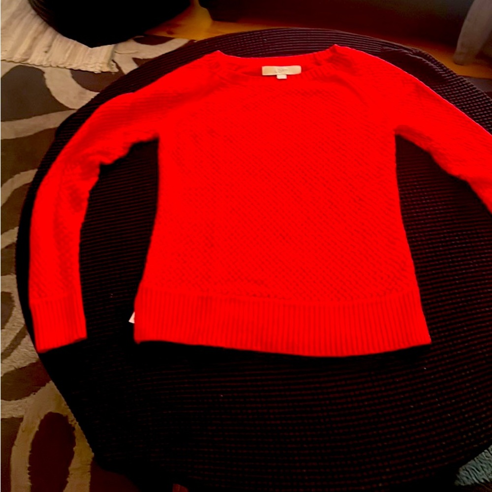 Soft nicely fitted crew sweater.